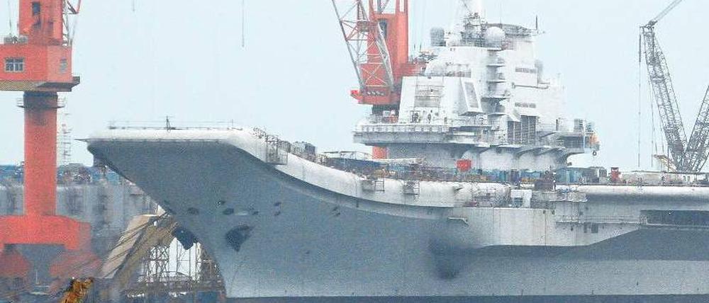 Ein erster Schritt. Mit dem Umbau eines ukrainischen Schiffes reiht China sich in die Reihe der Mächte, die eine Flugzeugträgerflotte besitzen. Von US-amerikanischen Dimensionen ist das Reich der Mitte aber noch weit entfernt. Foto: Jacky Chen/Reuters