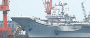 Ein erster Schritt. Mit dem Umbau eines ukrainischen Schiffes reiht China sich in die Reihe der Mächte, die eine Flugzeugträgerflotte besitzen. Von US-amerikanischen Dimensionen ist das Reich der Mitte aber noch weit entfernt. Foto: Jacky Chen/Reuters