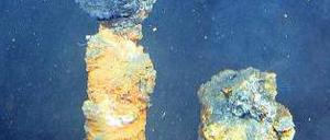 Futterstelle. Aus solchen heißen Quellen strömt unter anderem Wasserstoff, von dem sich die Bakterien ernähren. Foto: NOAA