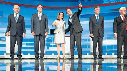 Sie wollen’s werden: Herman Cain, Ron Paul, Mitt Romney, Michele Bachmann, Tim Pawlenty, Jon Huntsman und Newt Gingrich (von links). Rick Santorum fehlt auf dem Bild. Foto: Jim Young/rtr