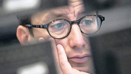 Düster. Am Mittwochmorgen hatten sich die Gesichter der Frankfurter Aktienhändler noch aufgehellt. Doch später drehten die Kurse wieder nach unten ab. Foto: dpa