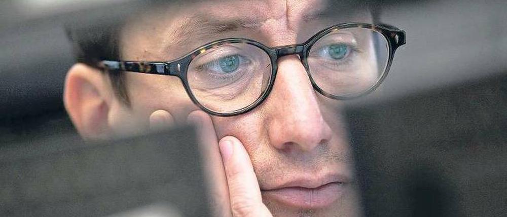 Düster. Am Mittwochmorgen hatten sich die Gesichter der Frankfurter Aktienhändler noch aufgehellt. Doch später drehten die Kurse wieder nach unten ab. Foto: dpa
