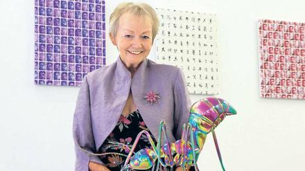 Helga Fox mit Arbeiten der chinesischen Künstler Chen Linggang (Bilder) und Chen Zhiguang (Skulptur).