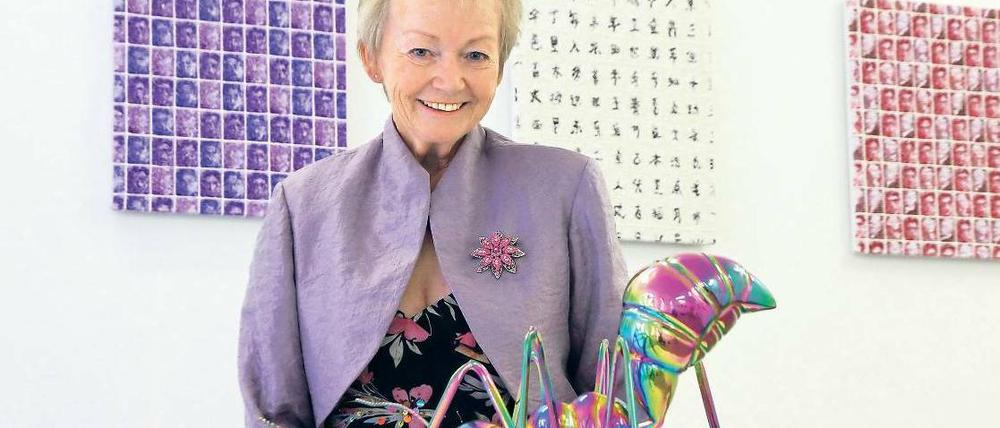 Helga Fox mit Arbeiten der chinesischen Künstler Chen Linggang (Bilder) und Chen Zhiguang (Skulptur).