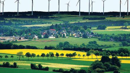 Die Zukunft der Konzerne liegt im Wind. Unter anderem. Für einige Jahrzehnten werden auch noch Kohle und Gas gebraucht. Foto: dpa