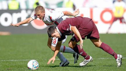 Augsburgs Axel Bellinghausen (l.) im ZWeikampf mit Kaiserslauterns Florian Dick.