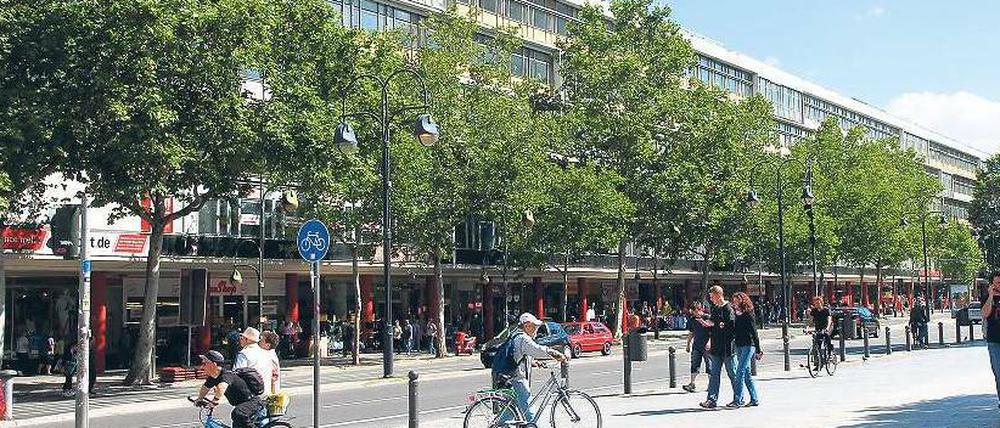 Alarm in der City-West. Das Bikini-Haus wird derzeit für rund 100 Millionen Euro umgebaut und entkernt. Auch das berühmte blaue Kugel-Kino ist längst Geschichte. Dort wurde die Bombe gefunden. 