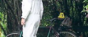 Ermittlung im Gebüsch. Experten gingen gestern die Umgebung der Bank ab, bei der die Plastiktüte mit der Bombe lag. Der Weddinger Schillerpark war gesperrt. Foto: Michael Körner