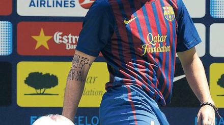 Comeback in Blau-Rot. Cesc Fabregas bei seiner Vorstellung in Barcelona. Foto: AFP