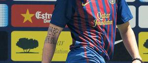 Comeback in Blau-Rot. Cesc Fabregas bei seiner Vorstellung in Barcelona. Foto: AFP