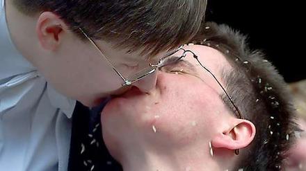 Trotz zehn Jahren Homo-Ehe in Deutschland ist Homophobie nach wie vor ein gesellschaftliches Problem.