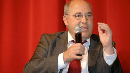 Der Fraktionsvorsitzende der Linke im Bundestag, Gregor Gysi widerspricht seiner Parteigenossin Gesine Lötzsch.