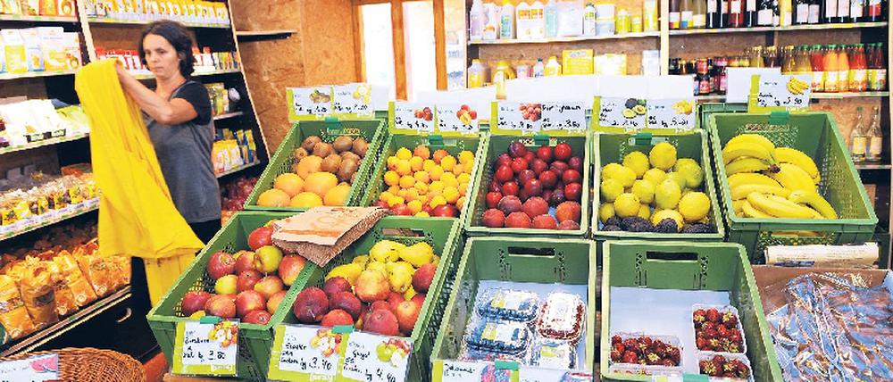 Weites Feld. Von welchem Hof kommt das Obst und warum ist Bio so teuer? Naturkost-Fachberater wissen das. Spezielle Weiterbildungen schulen Interessierte auf dem Gebiet. Darüber hinaus kennen sie sich mit Branchentrends aus. Foto: dapd