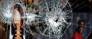 Die Scheiben haben Randalierer in England Offline eingeschmissen. Verabredet haben sie sich allerdings häufig per Facebook und Twitter. Premier Cameron will die Dienste nun einschränken.