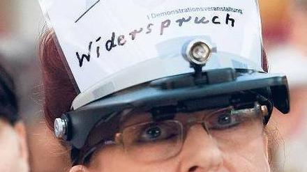 Über die Hutschnur. Die Anwohner von Friedrichshagen wollen auch am heutigen Montag wieder gegen die Flugrouten über dem Müggelsee demonstrieren. Foto: dapd