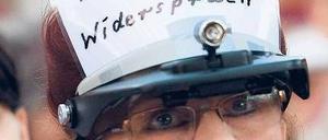 Über die Hutschnur. Die Anwohner von Friedrichshagen wollen auch am heutigen Montag wieder gegen die Flugrouten über dem Müggelsee demonstrieren. Foto: dapd