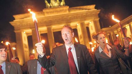 Schlipsträger. Mitglieder von „Die Partei“ zogen am Jahrestag des Mauerbaus durchs Brandenburger Tor. Die Aktion der Satire-Partei schreckte nicht nur Touristen auf. Foto: dpa/Hannibal