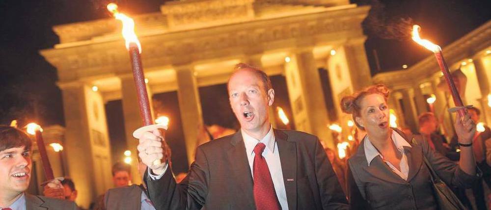 Schlipsträger. Mitglieder von „Die Partei“ zogen am Jahrestag des Mauerbaus durchs Brandenburger Tor. Die Aktion der Satire-Partei schreckte nicht nur Touristen auf. Foto: dpa/Hannibal