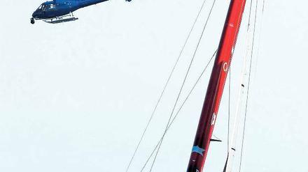 Schräge Boote. Die neuen Katamarane für den America’s Cup, hier mit dem beim Testrennen in Portugal siegreichen neuseeländischen Team, schweben über dem Wasser. Foto: dapd