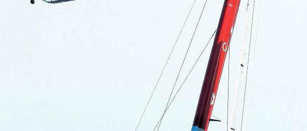 Schräge Boote. Die neuen Katamarane für den America’s Cup, hier mit dem beim Testrennen in Portugal siegreichen neuseeländischen Team, schweben über dem Wasser. Foto: dapd