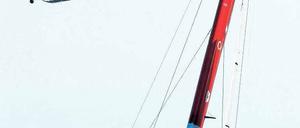 Schräge Boote. Die neuen Katamarane für den America’s Cup, hier mit dem beim Testrennen in Portugal siegreichen neuseeländischen Team, schweben über dem Wasser. Foto: dapd