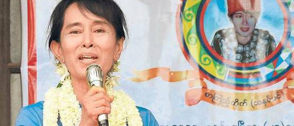 Ikone der Demokratie: Suu Kyi bei der Eröffnung einer Bibliothek. Foto: AFP