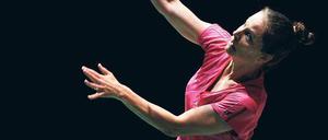 Hohe Schlagzahl. Juliane Schenk gilt als Badmintonspielerin mit großem Laufpotenzial. Nun ist ihr Stil auch kämpferischer geworden. Foto: dapd