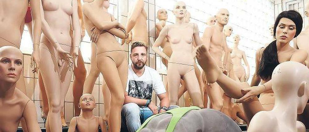 Von wegen Puppen! Ein Fachmann wie Jan Wegener, Chef von Mohr Models, spricht lieber von Schaufensterfiguren. Noch bezieht er die Kunststoffkörper aus Asien und macht sie hier schön. Bald sollen seine Figuren aber komplett „Made in Germany“ sein.