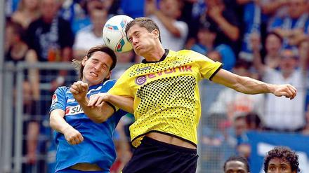 BVB-Stürmer Robert Lewandowski (r.) im Zweikampf mit Hoffenheims Sebastian Rudy.
