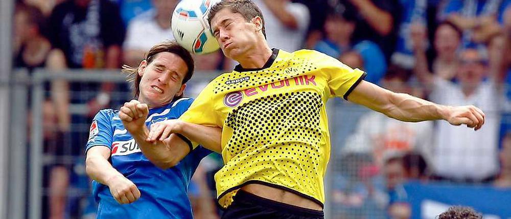 BVB-Stürmer Robert Lewandowski (r.) im Zweikampf mit Hoffenheims Sebastian Rudy.