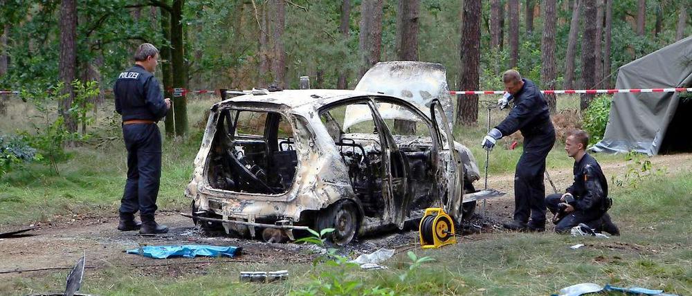 In einem Waldstück bei Börnicke im Havelland wurde das ausgebrannte Autowrack gefunden.