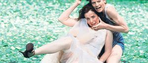 Blitz und Donner. Oda Thormeyer als Meine Mutter, Bibiana Beglau (rechts) als deren Schwester Ursula. Foto: Kerstin Joensson/dapd