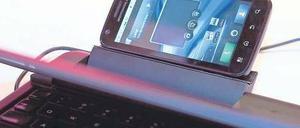 Modell Atrix. Motorola hat auch bisher schon das Google-Betriebssystem Android in seinen Geräten eingesetzt. Foto: Reuters