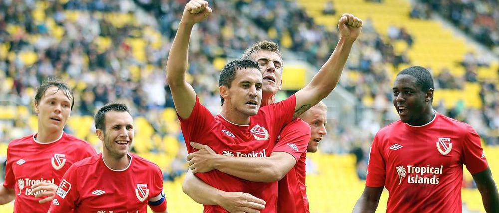 Die Mannschaft von Energie umjubelt Dimitar Rangelow, den Torschützen zum 2:0.