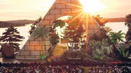 Mit Seeblick. Etwa 3900 Zuschauer erlebten am Donnerstag dioe Premiere von Mozarts „Zauberflöte“ bei den Seefestspielen am Wannsee – inklusive Sonnenuntergang. Foto: Reuters/Thomas Peter