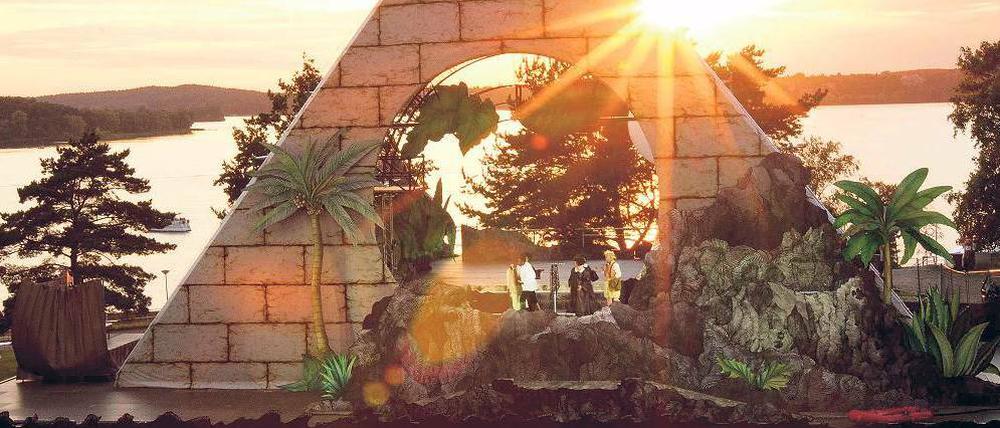 Mit Seeblick. Etwa 3900 Zuschauer erlebten am Donnerstag dioe Premiere von Mozarts „Zauberflöte“ bei den Seefestspielen am Wannsee – inklusive Sonnenuntergang. Foto: Reuters/Thomas Peter