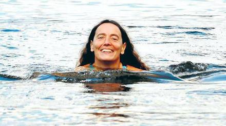 Im Wasser zu Hause. Margit Bohnhoff setzt sich oft über Verbote hinweg. Beim Schwimmen fühlt sich die 48-Jährige frei. Foto: Uwe Steinert
