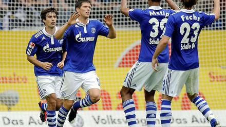 Jan-Klaas Huntelaar (2.v.l.) war vom 1. FC Köln nicht zu stoppen und erzielte drei Tore.