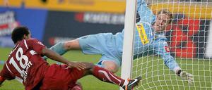 Nationalstürmer Cacau trifft bei seinem 250. Bundesligaeinsatz zum 1:1-Ausgleich.