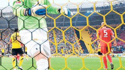 Wie ein Balljunge. Jan Glinker musste in Dresden viermal hinter sich greifen. Foto: dpa