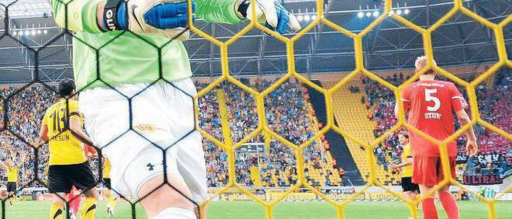 Wie ein Balljunge. Jan Glinker musste in Dresden viermal hinter sich greifen. Foto: dpa