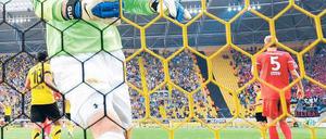 Wie ein Balljunge. Jan Glinker musste in Dresden viermal hinter sich greifen. Foto: dpa