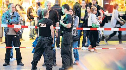 Zur Sicherheit. Polizisten rückten in großer Zahl zur Bombenentschärfung nahe dem Breitscheidplatz an und sperrten den Fundort weiträumig ab. Anwohner waren beunruhigt, Touristen schossen Fotos. Foto: dapd/Maurizio Gambarini