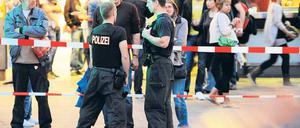 Zur Sicherheit. Polizisten rückten in großer Zahl zur Bombenentschärfung nahe dem Breitscheidplatz an und sperrten den Fundort weiträumig ab. Anwohner waren beunruhigt, Touristen schossen Fotos. Foto: dapd/Maurizio Gambarini