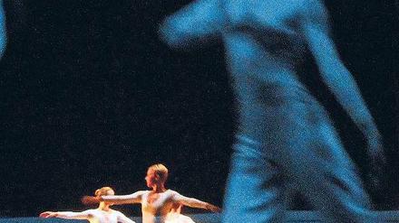 Wir &amp; ihr. Beim Revival von Lucinda Childs’ „Dance“ begegnen die Tänzer von heute ihren Kollegen von der Uraufführung 1979. Foto: Eventpress Hoensch