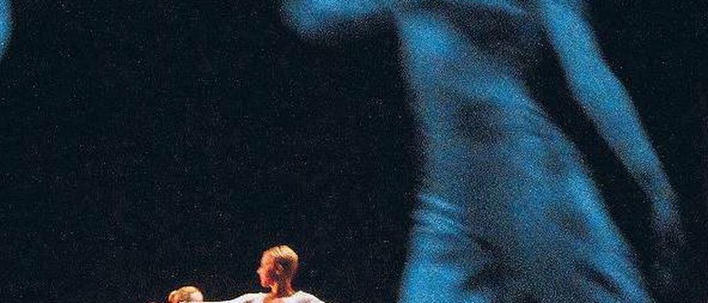 Wir & ihr. Beim Revival von Lucinda Childs’ „Dance“ begegnen die Tänzer von heute ihren Kollegen von der Uraufführung 1979. Foto: Eventpress Hoensch