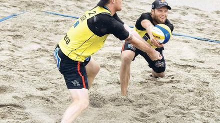 Ihre Spuren im Sand. Jonas Reckermann (links) und Julius Brink demonstrieren vollen Einsatz. Foto: dpa