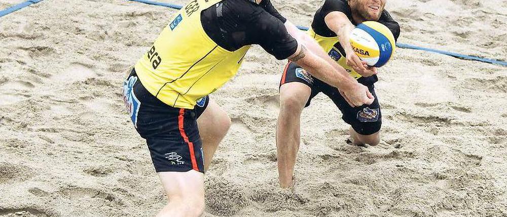 Ihre Spuren im Sand. Jonas Reckermann (links) und Julius Brink demonstrieren vollen Einsatz. Foto: dpa