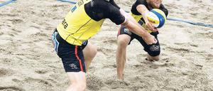 Ihre Spuren im Sand. Jonas Reckermann (links) und Julius Brink demonstrieren vollen Einsatz. Foto: dpa