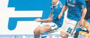 Vorne wird’s gefährlich. Schalkes Stürmer Raúl (links) und Klaas-Jan Huntelaar erzielten gemeinsam vier der fünf Tore gegen den 1. FC Köln. Foto: firo